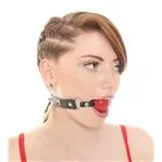 fa-0716-01-mordaza-bola-roja-negra-eco-cuero-y-tachas-rojas-e5ada176a095430d9703a9bd0451b421.webp